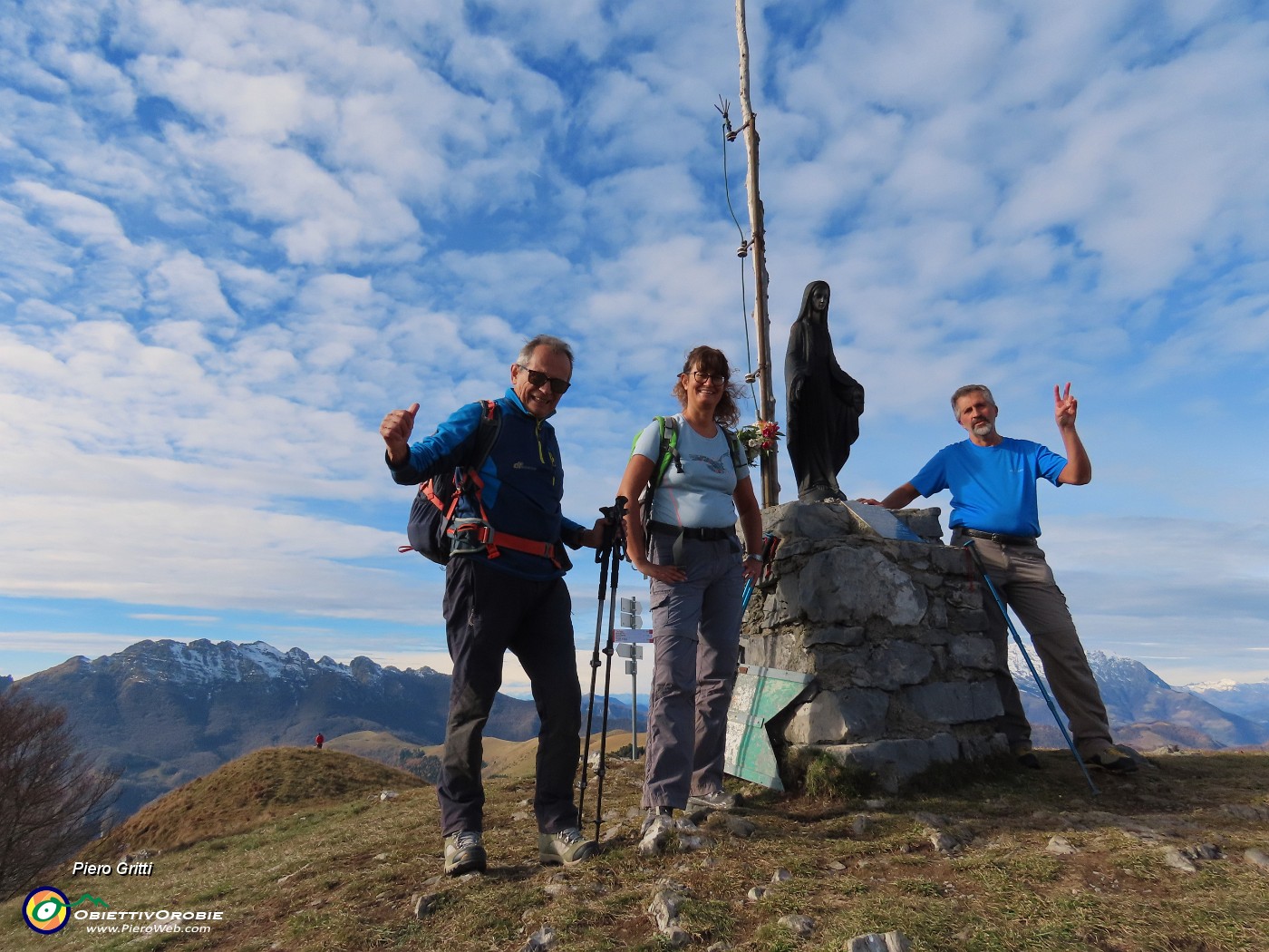 02 Alla Madonnina di vetta dei Canti (1563 m).JPG